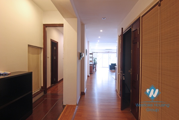 Lake view apartment for rent on Tran Vu, Truc Bach, Ba Dinh